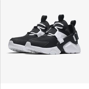 Women's Shoe Nike Air Huarache City Low